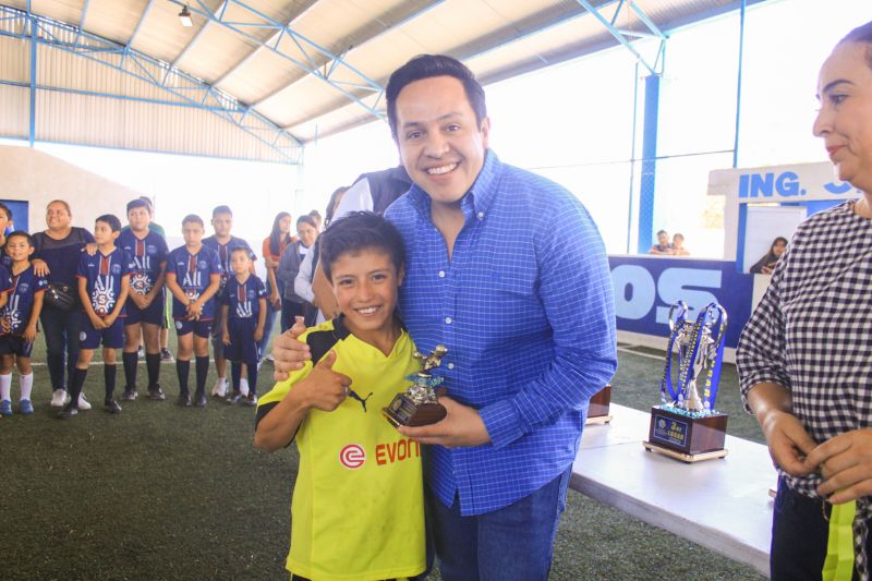 Jesús Espinosa premia a los ganadores de la final de la liga municipal de futbol rápido infantil